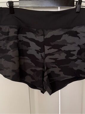 ATHLETA Run With It BLACK CAMO Reflective Womens Medium Shorts 3.5" inseam